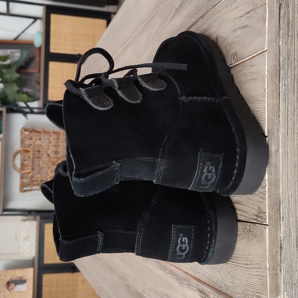 New UGG Women's Elvi Sneaker Boot in Black 🖤 Size 5🖤 - Picture 4 of 14